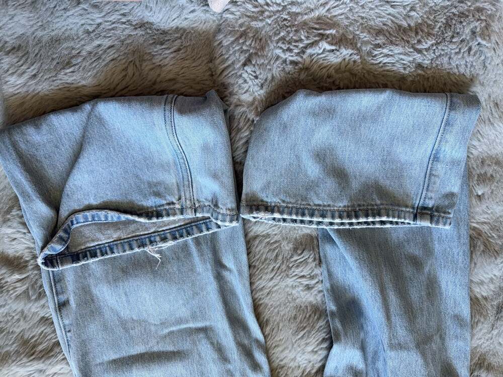 Y2K Style Hollister Low-Rise Baggy Light Wash Jeans - Picture 7 of 7